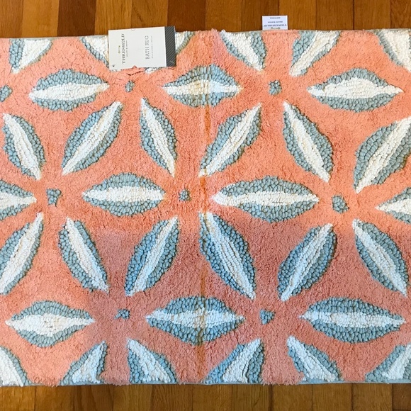 NWT BATH RUG - Picture 2 of 5